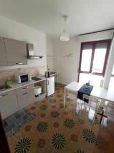 Kuchyňa alebo kuchynka v ubytovaní Like Home Cisanello