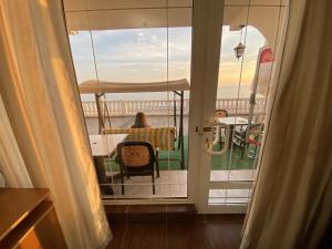 ロオにあるPioner Hotelの海の景色を望むバルコニーが備わる客室です。