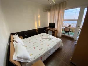1 dormitorio con 1 cama y vistas al océano en Pioner Hotel, en Loo