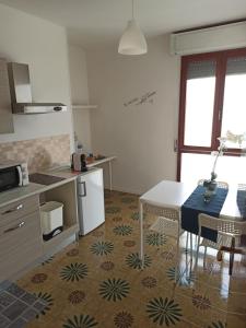 Kuchyňa alebo kuchynka v ubytovaní Like Home Cisanello