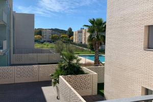 uitzicht op een zwembad vanuit een gebouw bij Jardins d'Aro in Platja  d'Aro