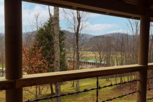 einen Blick auf ein Feld aus einem Fenster in der Unterkunft Pine Creek HC Hocking Hills Cabins in South Bloomingville