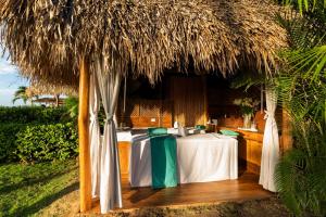 Aed väljaspool majutusasutust Hotel Tamarindo Diria Beach Resort