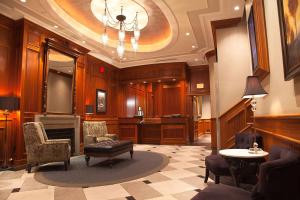 uma sala de tribunal com uma sala de tribunal com um estore-estoestoque-estoestoestoque em Strathcona Hotel em Victoria