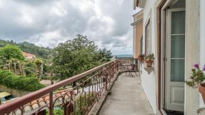 Elle comprend un balcon offrant une vue sur l'océan. dans l'établissement Águamel Sintra, Boutique Guest House, à Sintra