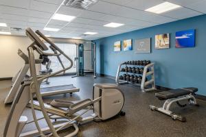 einen Fitnessraum mit Laufbändern und Maschinen in einem Zimmer in der Unterkunft Comfort Suites Northwest Houston At Beltway 8 in Houston