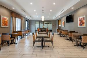 مطعم أو مكان آخر لتناول الطعام في Comfort Suites Northwest Houston At Beltway 8
