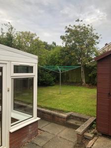 a view of a yard with a net at St Andrews Bungalow in Fife