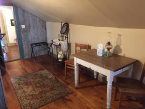 - un salon avec une table et des chaises en bois dans l'établissement Willard Richards Inn, à Nauvoo