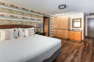 Postel nebo postele na pokoji v ubytování Stratford Inn