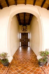 an archway in a building with potted plants at Hotel Casa Selah in San Cristóbal de Las Casas