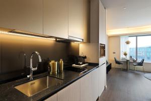 Kuchyň nebo kuchyňský kout v ubytování Pan Pacific Serviced Suites Orchard, Singapore