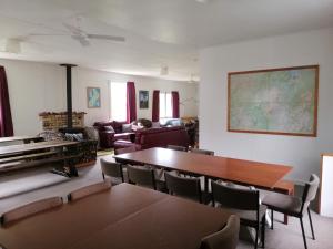 uma sala de estar com mesa e cadeiras em Taylor Lodge em Erua