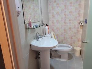 uma casa de banho com um lavatório e um WC em Olive hostel W em Seul