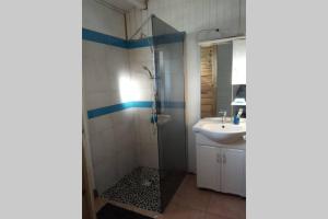 Ванна кімната в studio dans un écrin vert