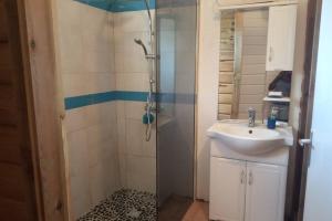 Koupelna v ubytování studio dans un écrin vert