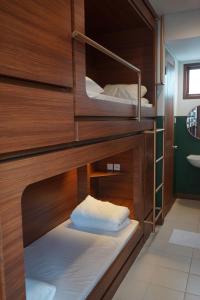 Uma cama ou camas num quarto em Liberta Malioboro South
