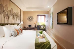 Rúm í herbergi á Hanoi Center Silk Hotel & Travel