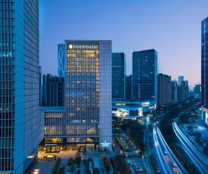 widok na panoramę miasta w nocy w obiekcie InterContinental Foshan DongPing w mieście Shunde
