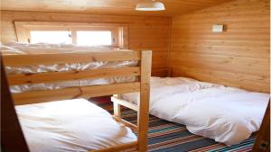 een slaapkamer met 2 stapelbedden in een hut bij Pension Kamifuji in Osaki