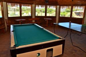 Una mesa de billar en Pachanavira Cabañas & Suites