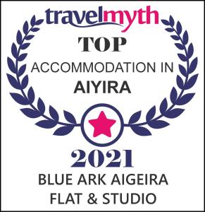 um logótipo para uma associação de topo na airasia com um laurelreath em Blue Ark Aigeira Flat & Studio em Aíyira