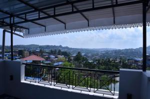 una vista desde el balcón de una casa en Edha Homestay en Port Blair