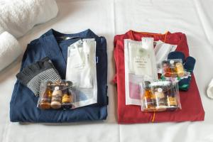 dos bolsas sentadas encima de una cama en Temple Hotel 正暦寺, en Ayabe
