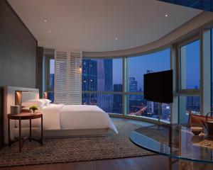 Postel nebo postele na pokoji v ubytování 深圳湾安达仕酒店 Andaz Shenzhen Bay