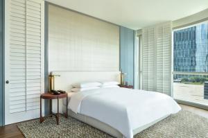 Postel nebo postele na pokoji v ubytování 深圳湾安达仕酒店 Andaz Shenzhen Bay