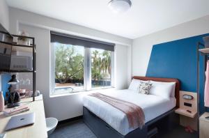 En eller flere senge i et værelse på Together Co-Living Melbourne