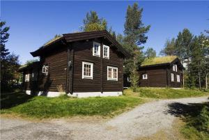 a small wooden house with a building at Bardøla Fjelltun in Geilo