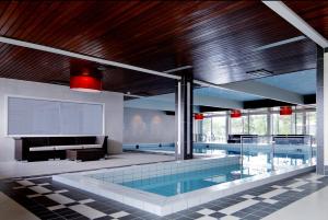 a swimming pool in a building with a swimming pool at Bardøla Fjelltun in Geilo