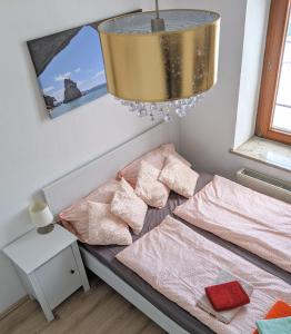 sypialnia z 2 łóżkami i żyrandolem w obiekcie City Apartment Leipzig w Lipsku