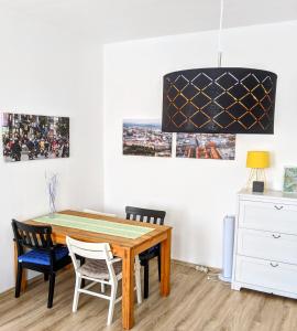 comedor con mesa de madera y sillas en City Apartment Leipzig en Leipzig