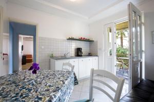 una cocina con una mesa con un animal de peluche púrpura. en Apartment Pavlovic, en Rovinj