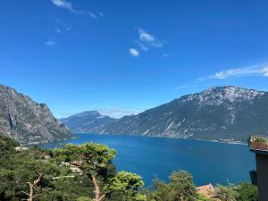 uma vista para um lago entre duas montanhas em Un Balcone sul Garda em Tremosine Sul Garda