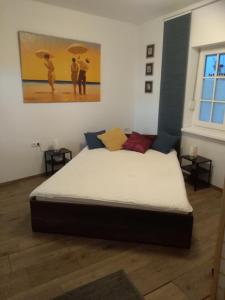 1 dormitorio con 1 cama grande y 2 personas bajo sombrillas en Stylisches Innenstadtappartement, en Graz