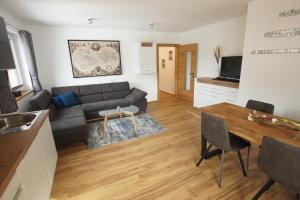 Televízia a/alebo spoločenská miestnosť v ubytovaní Apartment Nora