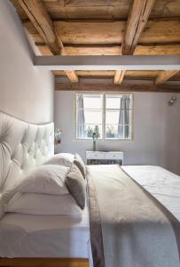Een bed of bedden in een kamer bij Design Hotel Neruda