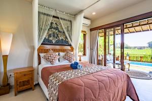 Кровать или кровати в номере Rumma Lanna Villa by Hombali