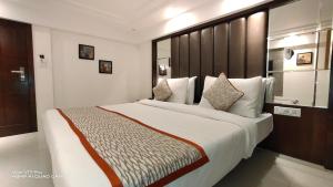 Postel nebo postele na pokoji v ubytování Hotel Supreme - Cuffe Parade