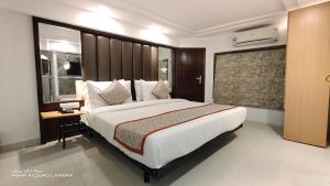 Postel nebo postele na pokoji v ubytování Hotel Supreme - Cuffe Parade
