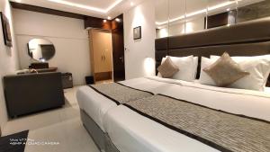 Postel nebo postele na pokoji v ubytování Hotel Supreme - Cuffe Parade