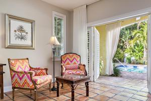 sala de estar con 2 sillas y mesa en Grandview Gardens, en West Palm Beach