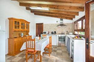Kuchyňa alebo kuchynka v ubytovaní Owl Booking Villa Tarongers - Stay For Couples