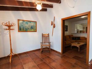 sala de estar con sofá y silla en LEIDA - Relax y privacidad, en Cala Blanca