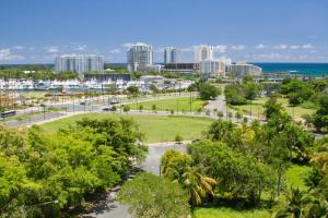 サンファンにあるLouis Vistas de San Juanの市街を背景にした公園の景色