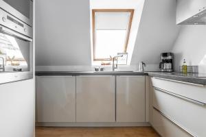 A kitchen or kitchenette at Rent like home - Zamoyskiego II
