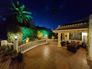 una casa con patio por la noche con luces en Cassandra - Beautiful Private Villa with Heated Pool included, en Jávea